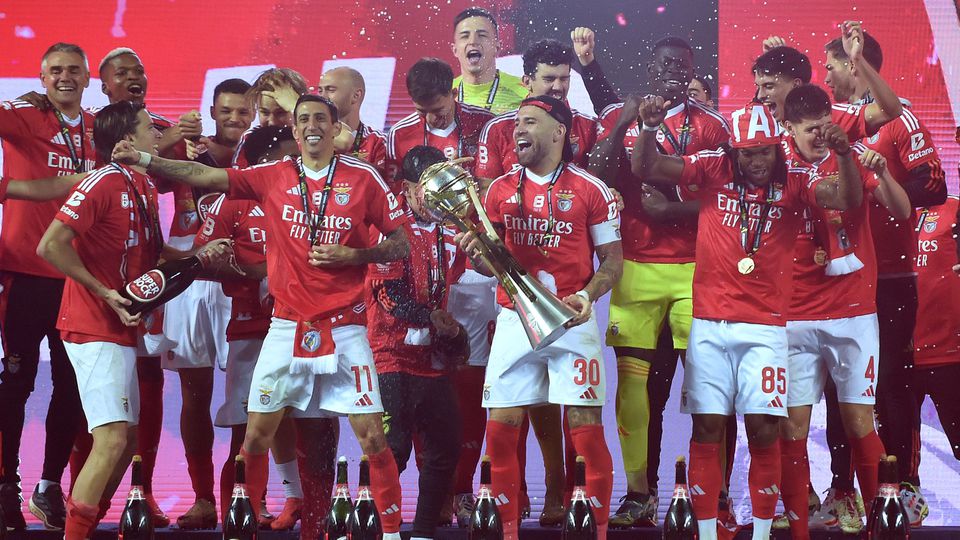 Otamendi, capitão do Benfica, com mais alguns companheiros a seu lado no palanque, segura no troféu da Taça da Liga que os encarnados conquistaram no último sábado ao derrotarem o Sporting na final por 7-6 nos penáltis após 1-1 nos 90 minutos