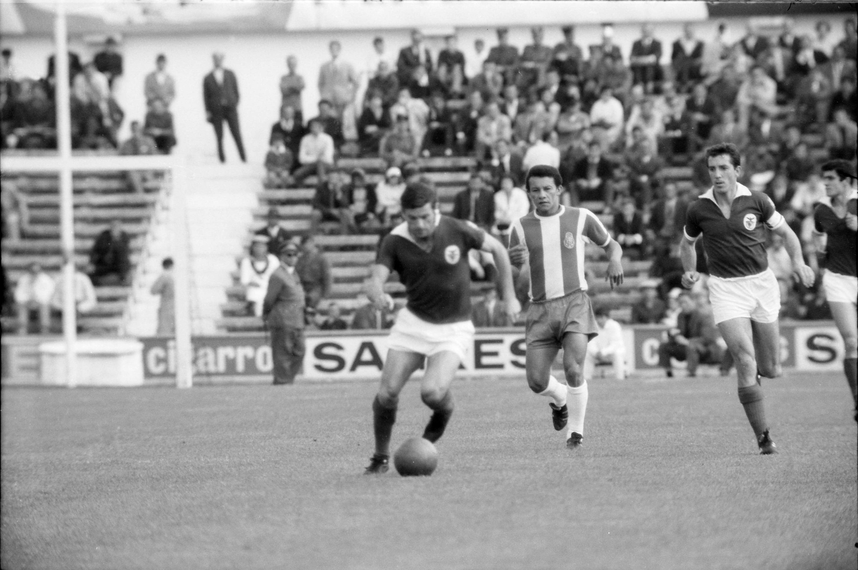 António Simões (Benfica) - 3 golos em clássicos entre Benfica e FC Porto na Taça de Portugal - Foto: A BOLA