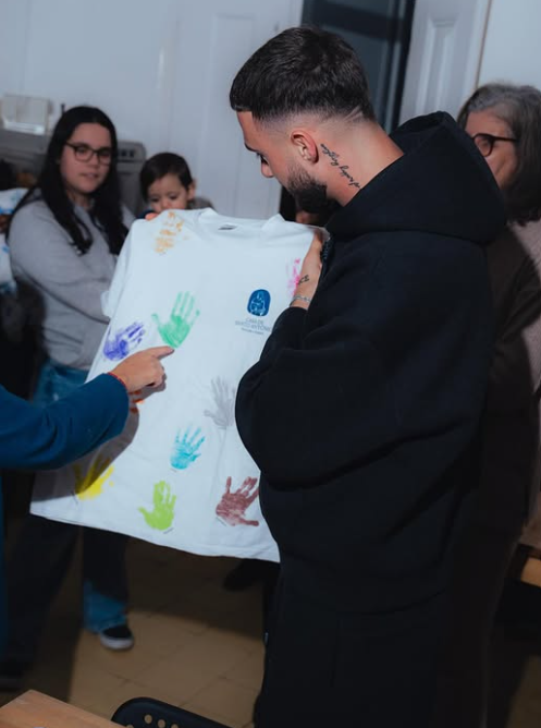 Debast recebeu lembrança  Foto: INSTAGRAM/ZENO DEBAST