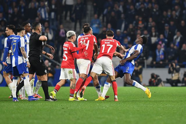 Confusão no clássico a fechar a primeira parte - Foto: Catarina Morais/Kapta+