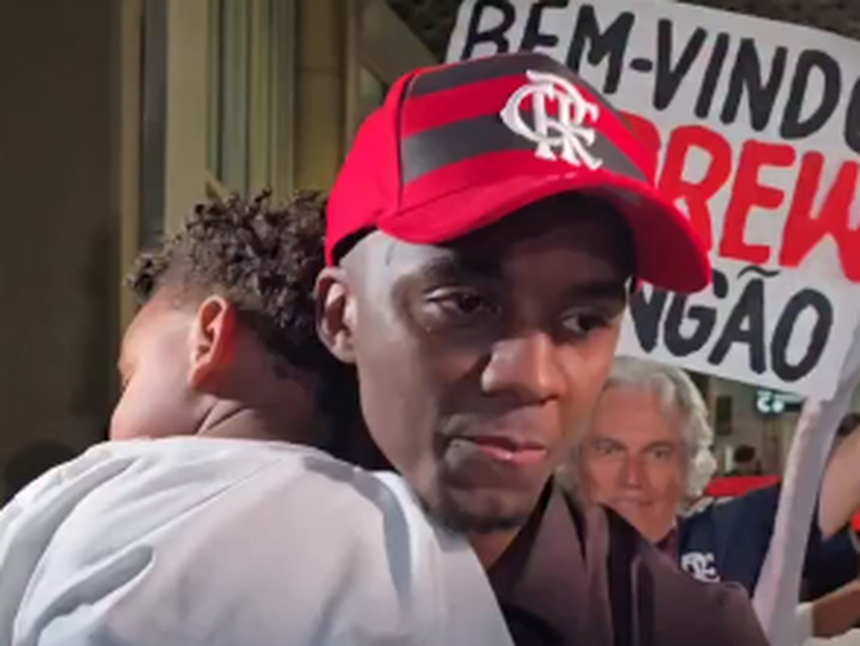 Andrew falou no aeroporto