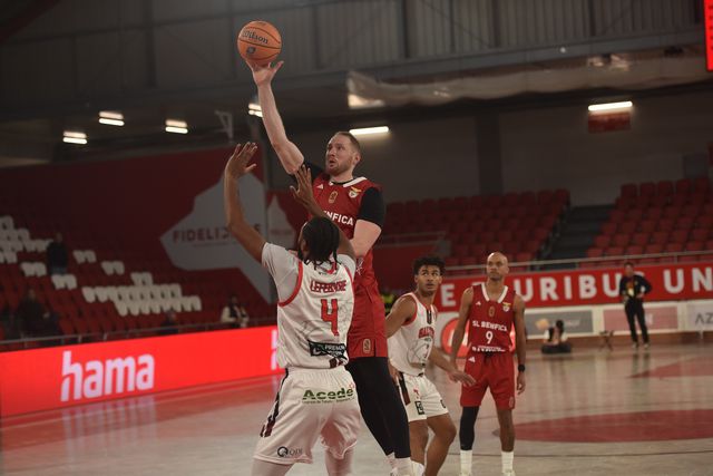 Águia imaculada chega à centena contra frágeis Galitos