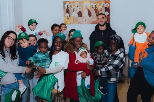 Zeno Debast distribuiu presentes - Foto: INSTAGRAM/ZENO DEBAST