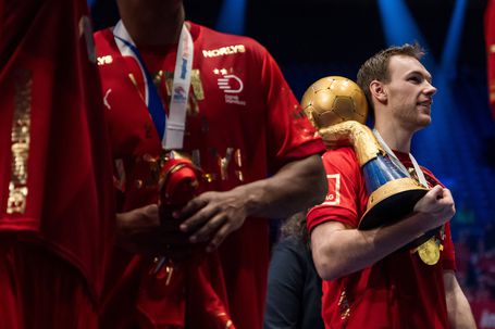 O dinamarquês Gidsel com o troféu de campeão do Mundo. IMAGO