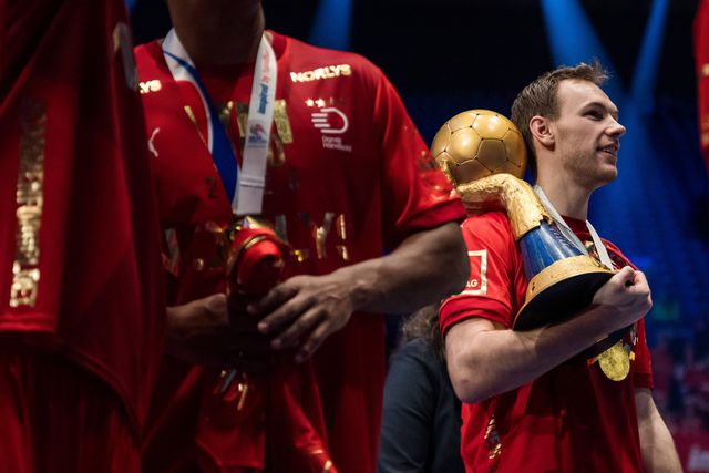 O dinamarquês Gidsel com o troféu de campeão do Mundo. IMAGO