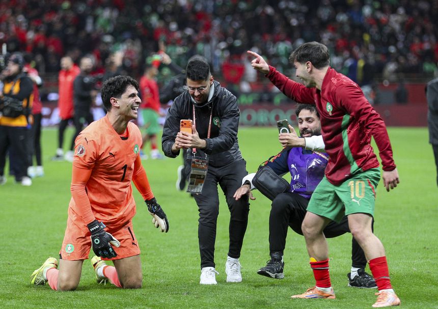 Brahim Díaz celebra com Bono (IMAGO)