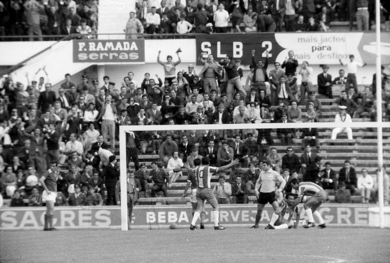 Djalma (FC Porto), no chão - 4 golos em partidas entre FC Porto e Benfica na Taça de Portugal - Foto: A BOLA