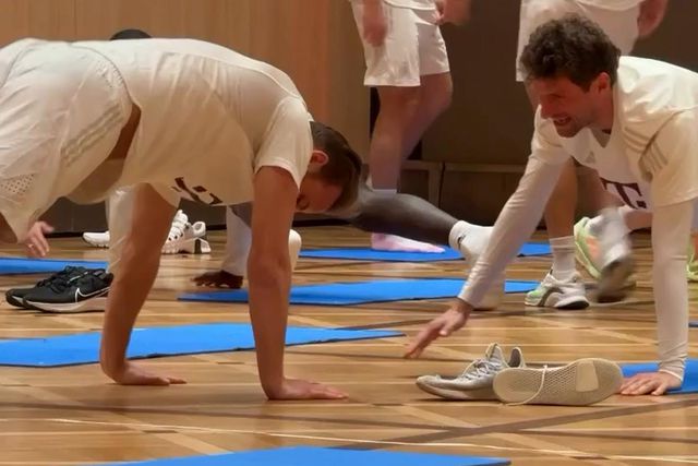 Kane e Muller são os melhores amigos... até nas flexões