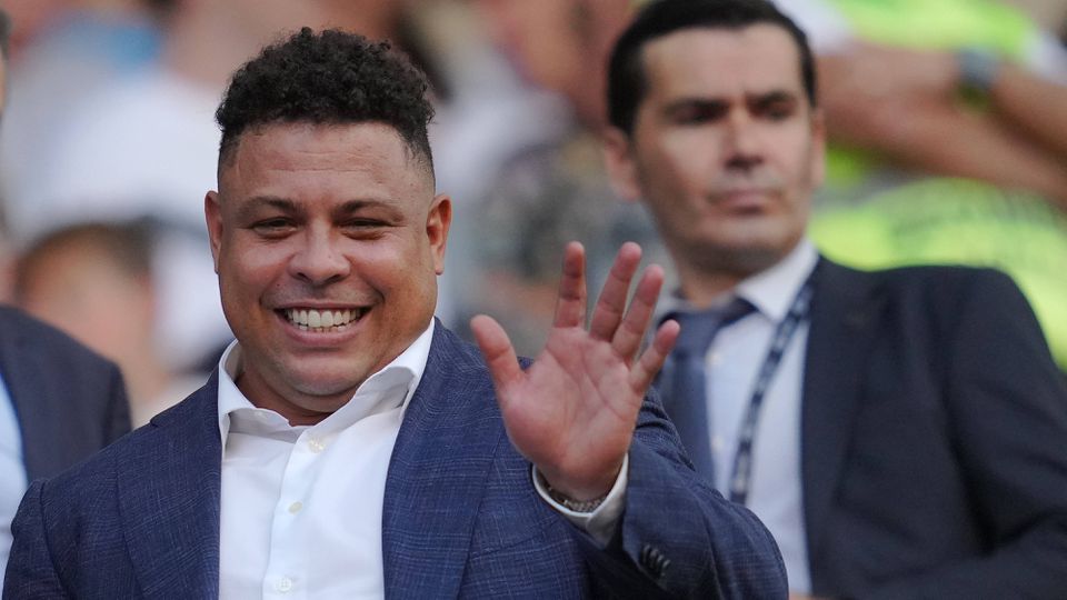 Ronaldo 'Fenómeno' a acenar na bancada