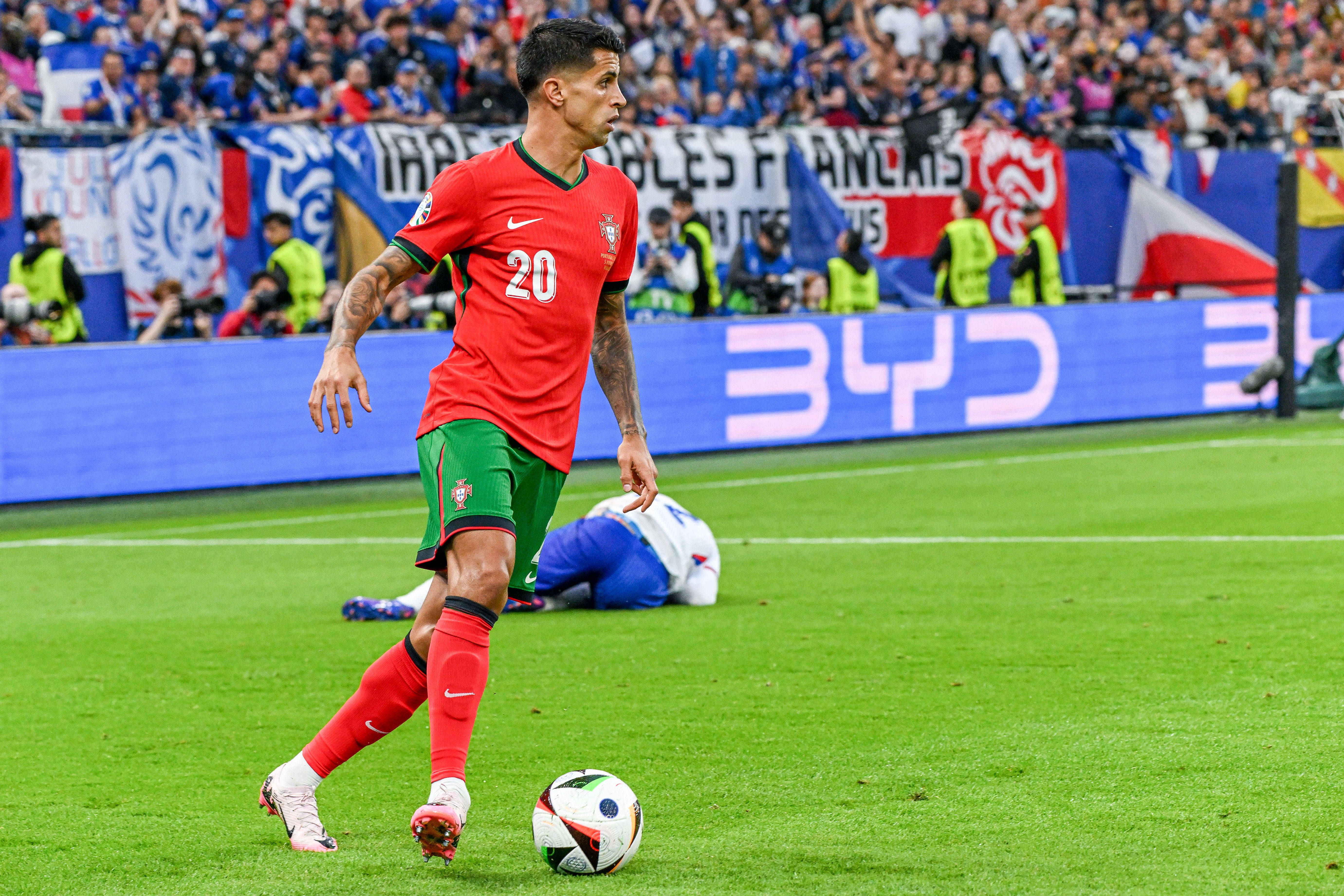 João Cancelo com a camisola de Portugal frente à seleção francesa