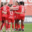 Jogadoras do Benfica abraçadas