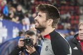 Piqué com o casaco do Barcelona
