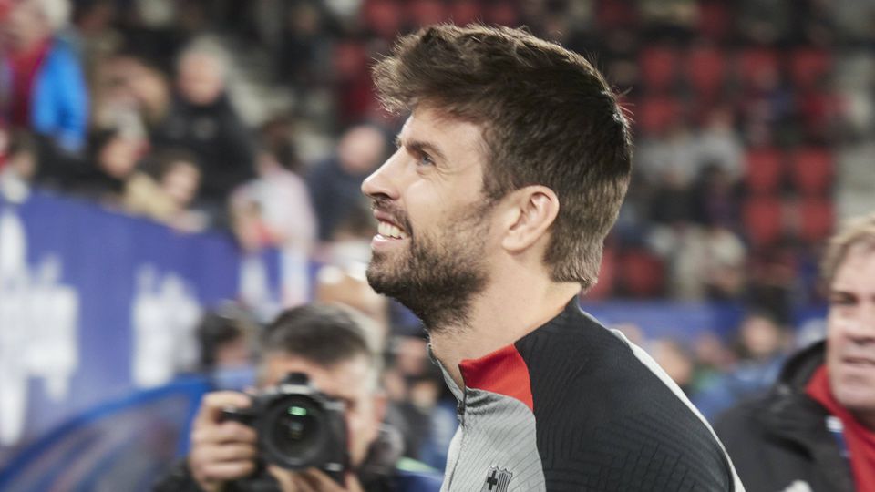 Piqué com o casaco do Barcelona