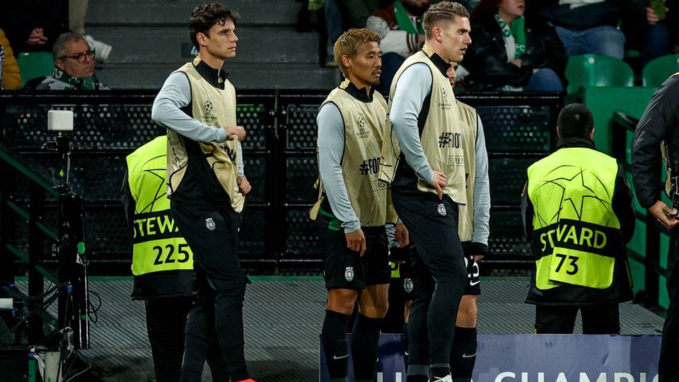Viktor Gyokeres, Morita e Eduardo Quaresma no jogo da UEFA Champions League 2024 25  entre o Sporting CP  e o Borussia Dortmund  em Alvalade, em 1 de fevereiro de 2025 (Foto: Valter Gouveia/IMAGO)