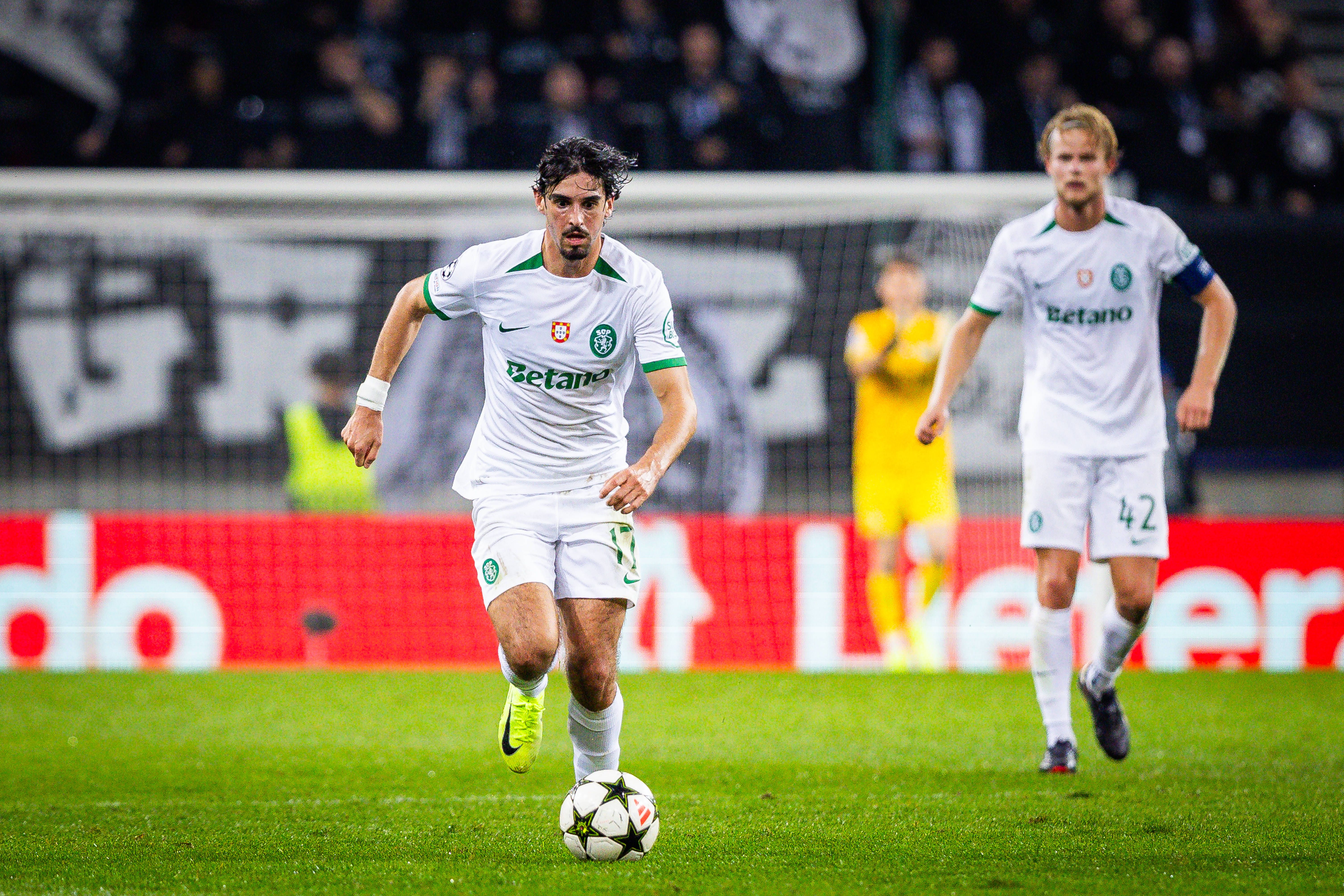 Francisco Trincão e Morten Hjulmand durante o Sturm Graz realizado em agosto de 2024 (Foto: Branislav Racko/IMAGO)