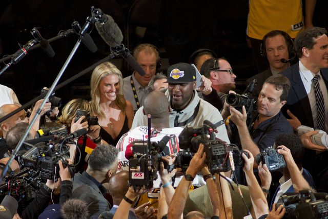 Pai de estrela da NBA pediu a Kardashian para 'desligar a máquina' do filho em coma