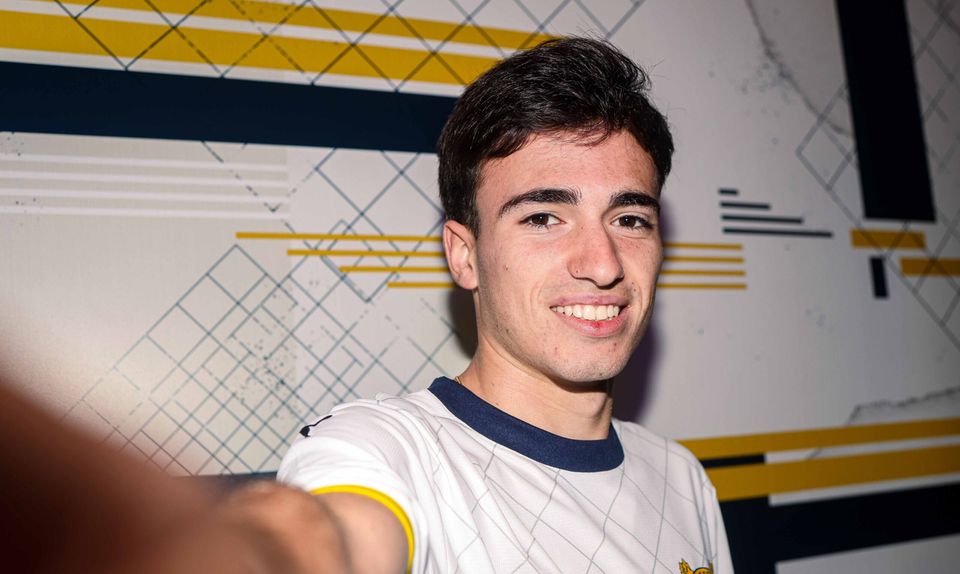 Rodrigo Ribeiro tem sido um dos destaques da formação do Famalicão e passa a ter contrato até 2028