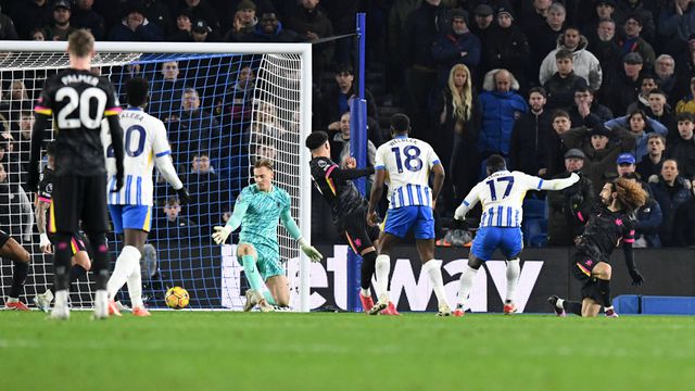 Yankuba Minteh aproveitou a confusão na área para aumentar a vantagem para o Brighton