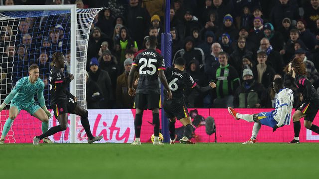 Yankuba Minteh festeja bis