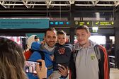 No aeroporto de Lisboa, Belotti parou para a fotografia com compatriotas