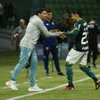 Abel Ferreira cumprimenta Raphael Veiga