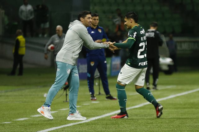 Abel Ferreira cumprimenta Raphael Veiga