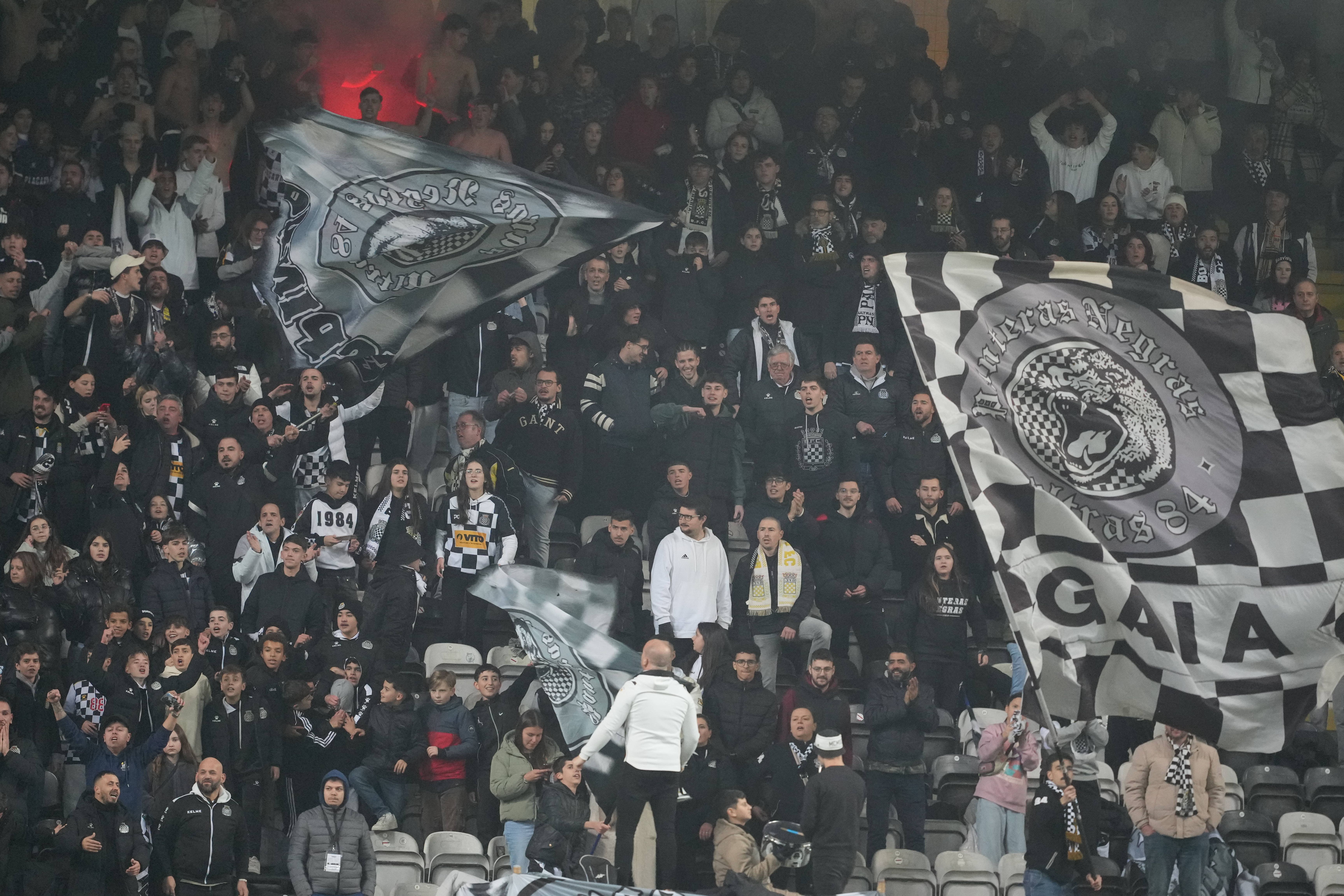 Adeptos no Estádio do Bessa