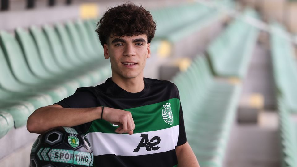 Sporting: João Valente assina contrato profissional