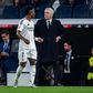 Vinícius Júnior e Ancelotti conversam durante um jogo