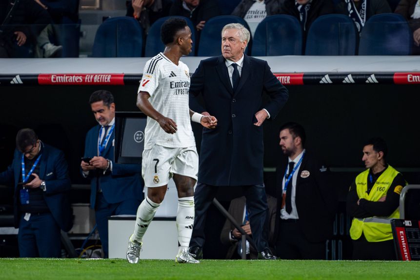 Vinícius Júnior e Ancelotti conversam durante um jogo