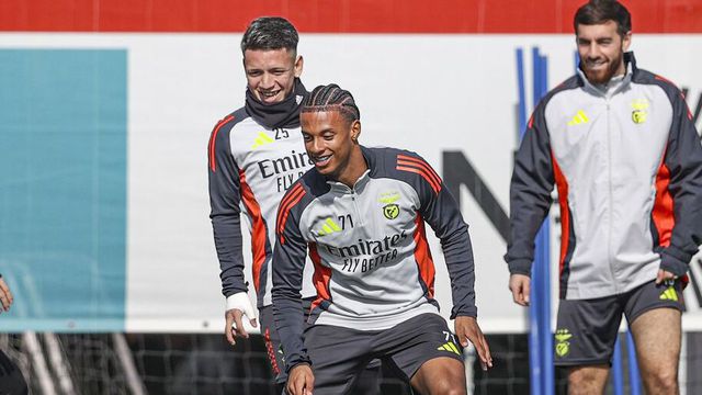 Leandro Santos sorridente no treino do Benfica antes da viagem para Ponta Delgada