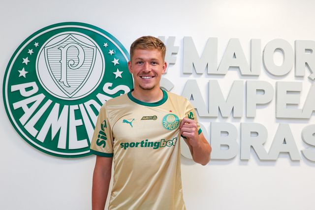 Bruno Fuchs vestido à Palmeiras e a apontar para o emblema