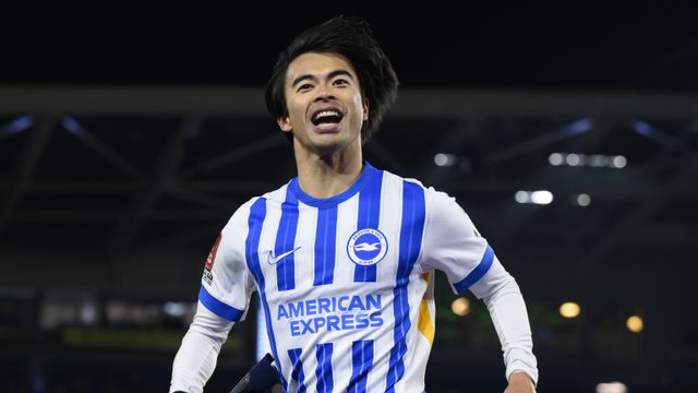 Mitoma festeja golo contra o Chelsea