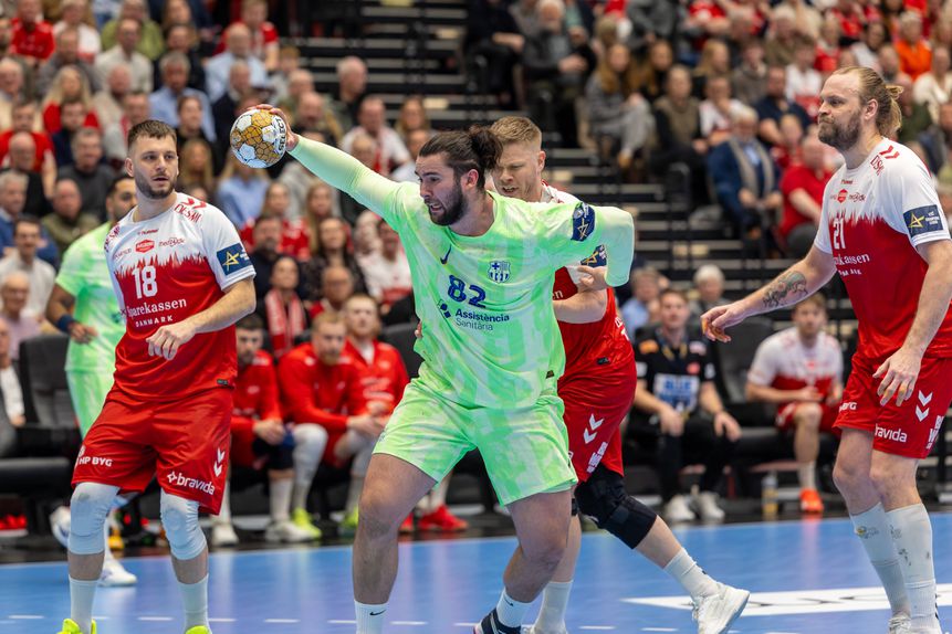 Luís Frade liberta-se de um adversário e remata no jogo entre o Barcelona e o Aalborg, da Champions de andebol
