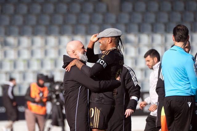 Cassiano bisou e foi festejar de forma peculiar com o seu treinador - Foto: Carlos Barroso/LUSA