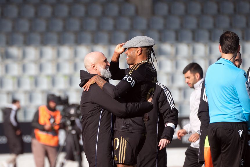Cassiano bisou e foi festejar de forma peculiar com o seu treinador - Foto: Carlos Barroso/LUSA