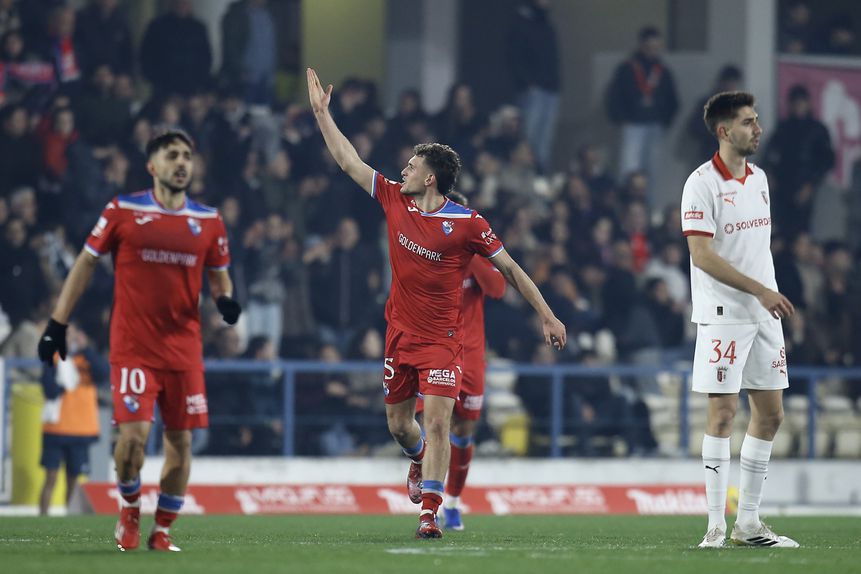 Santi García saúda o povo barcelense após o golo da vitória (Foto Manuel Fernando Araújo/LUSA)