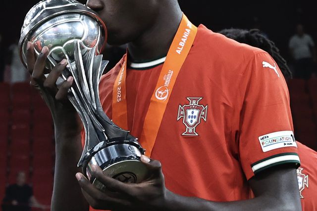 Anísio Cabral a beijar a taça de campeões
