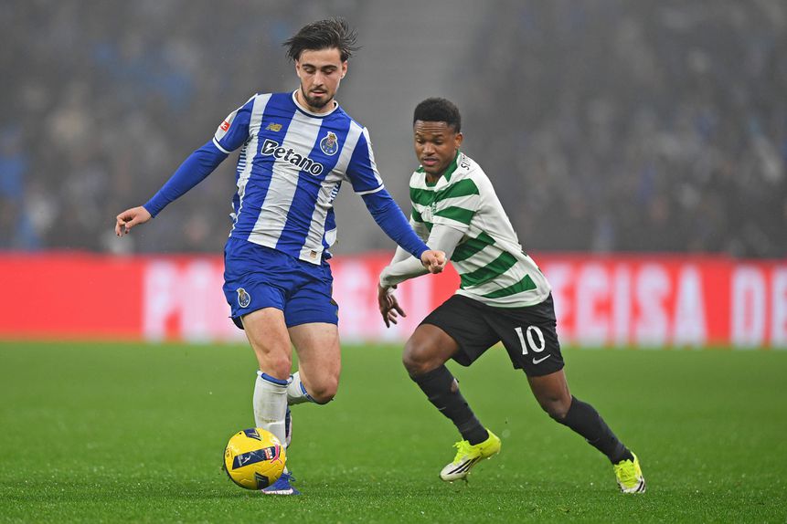 Martim Fernandes em ação no clássico