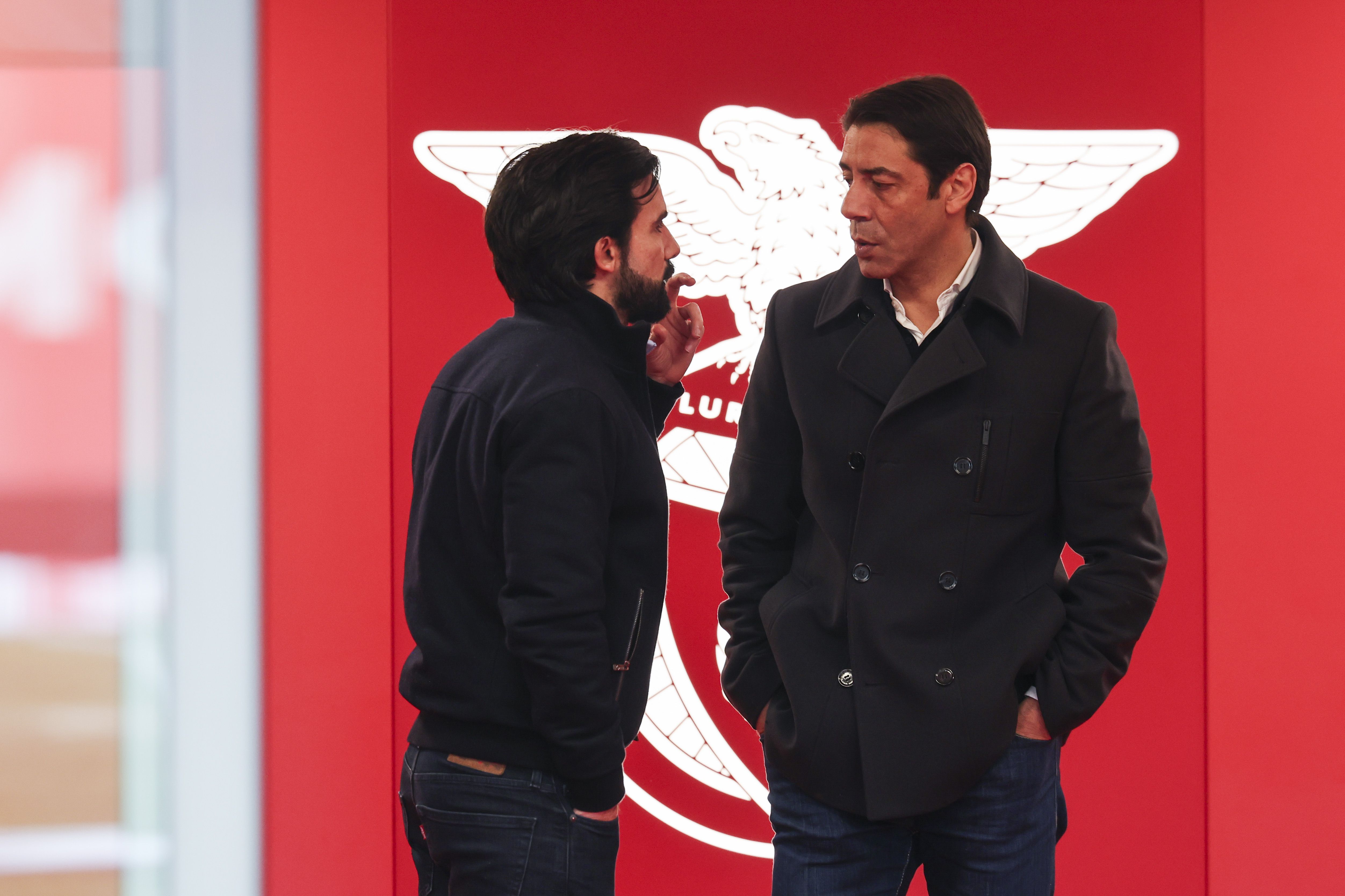Rui Costa em conversa (foto: SL Benfica)
