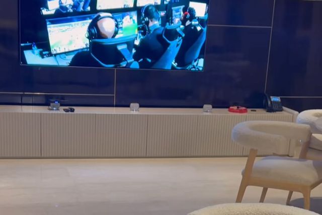 Georgina mostra como se acompanha Cristiano Ronaldo e o filho ao mesmo tempo