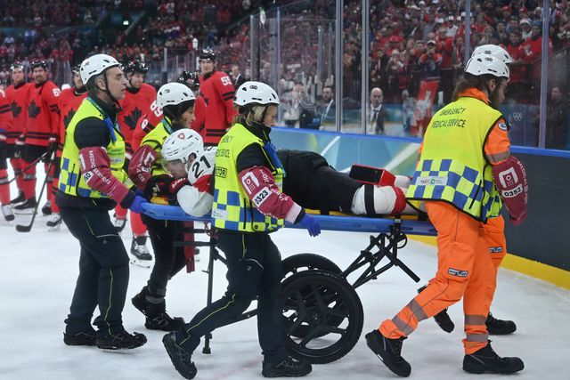 Kevin Fiala, da Suíça, foi retirado de maca