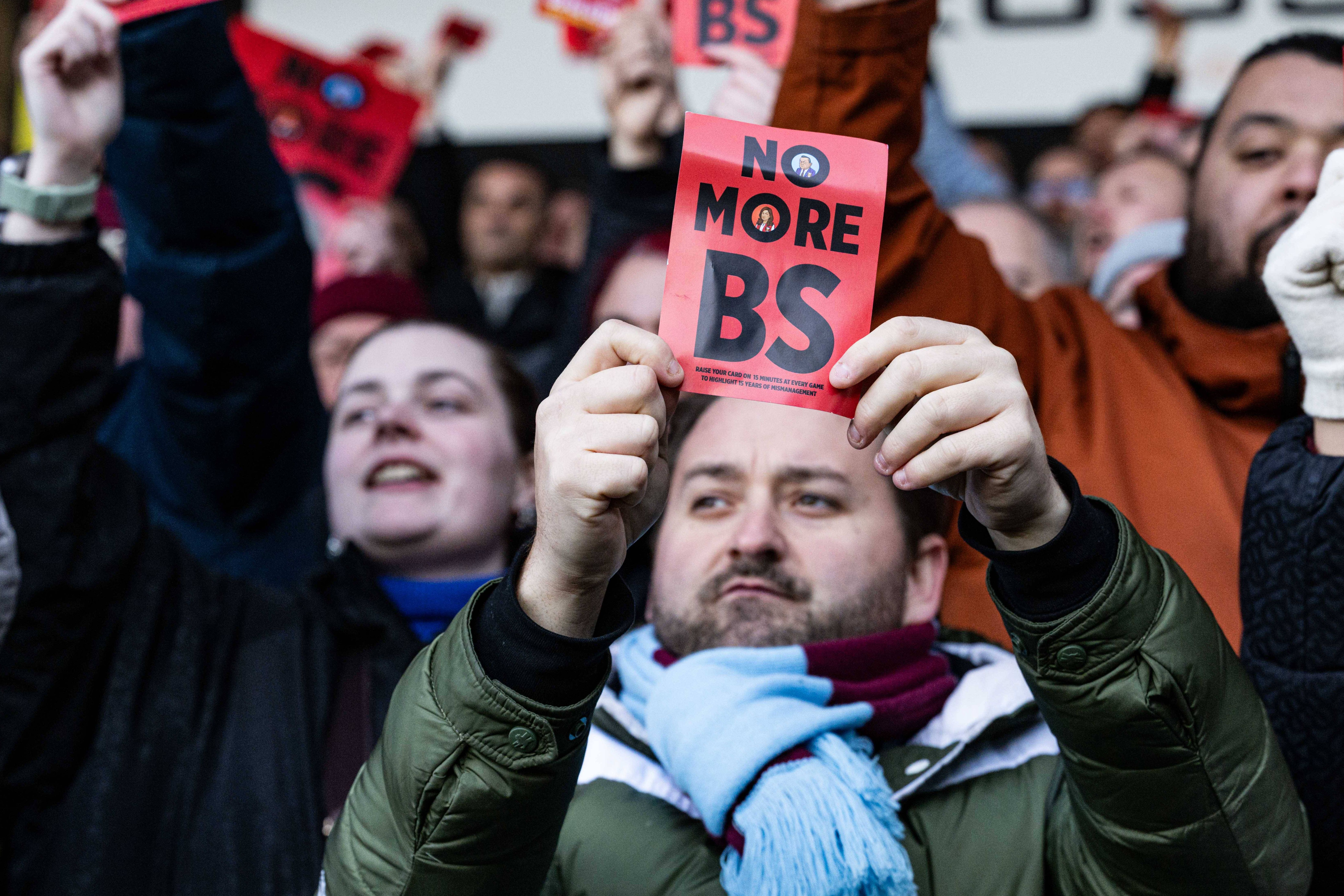 Adeptos do West Ham em protesto com a direção do clube