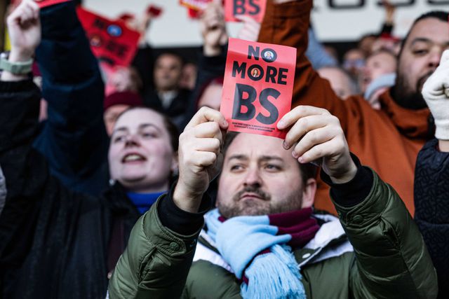Adeptos do West Ham em protesto com a direção do clube