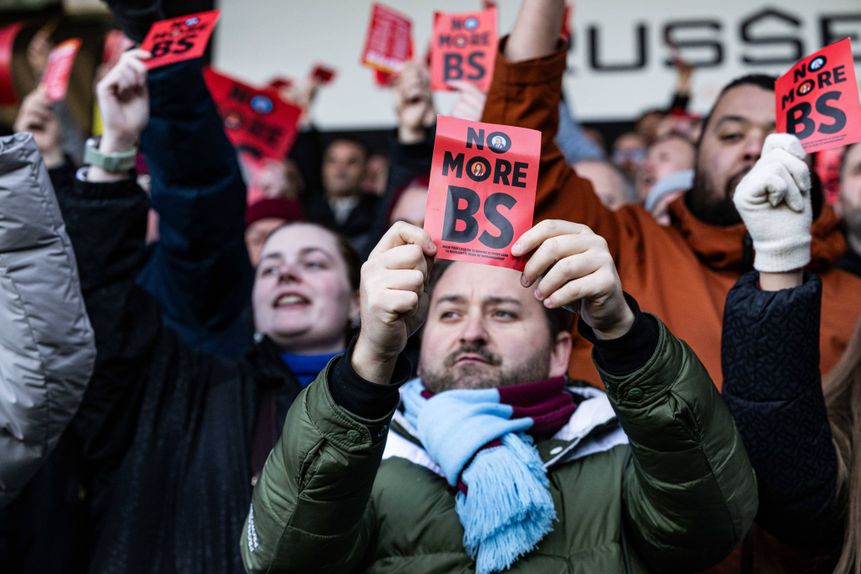 Adeptos do West Ham em protesto com a direção do clube