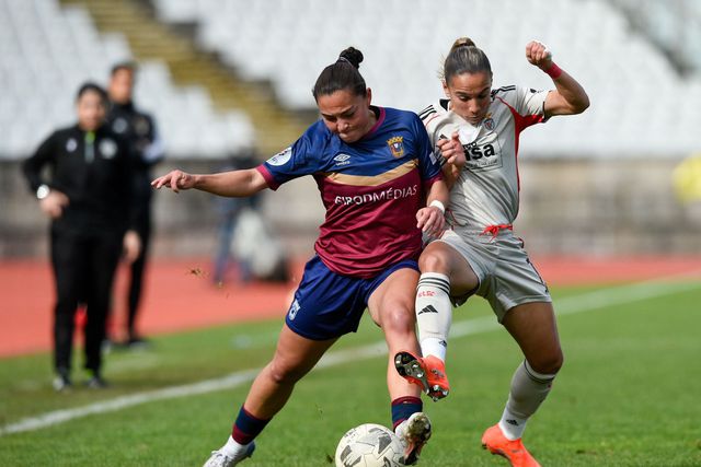 Um dos raros duelos intensos da partida (FOTO: Torreense)
