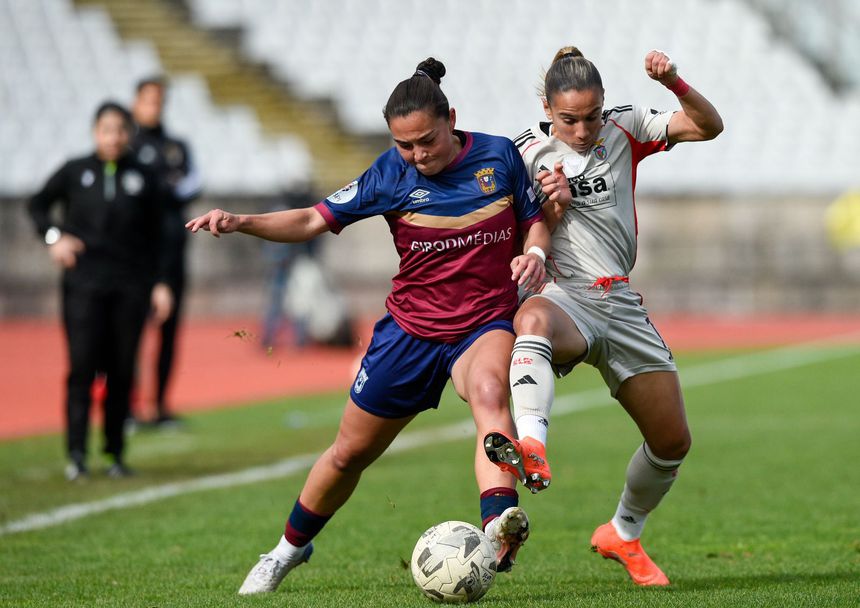 Um dos raros duelos intensos da partida (FOTO: Torreense)