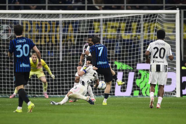 Honra aos heróis: Inter vence dérbi de Itália com espetáculo e polémica