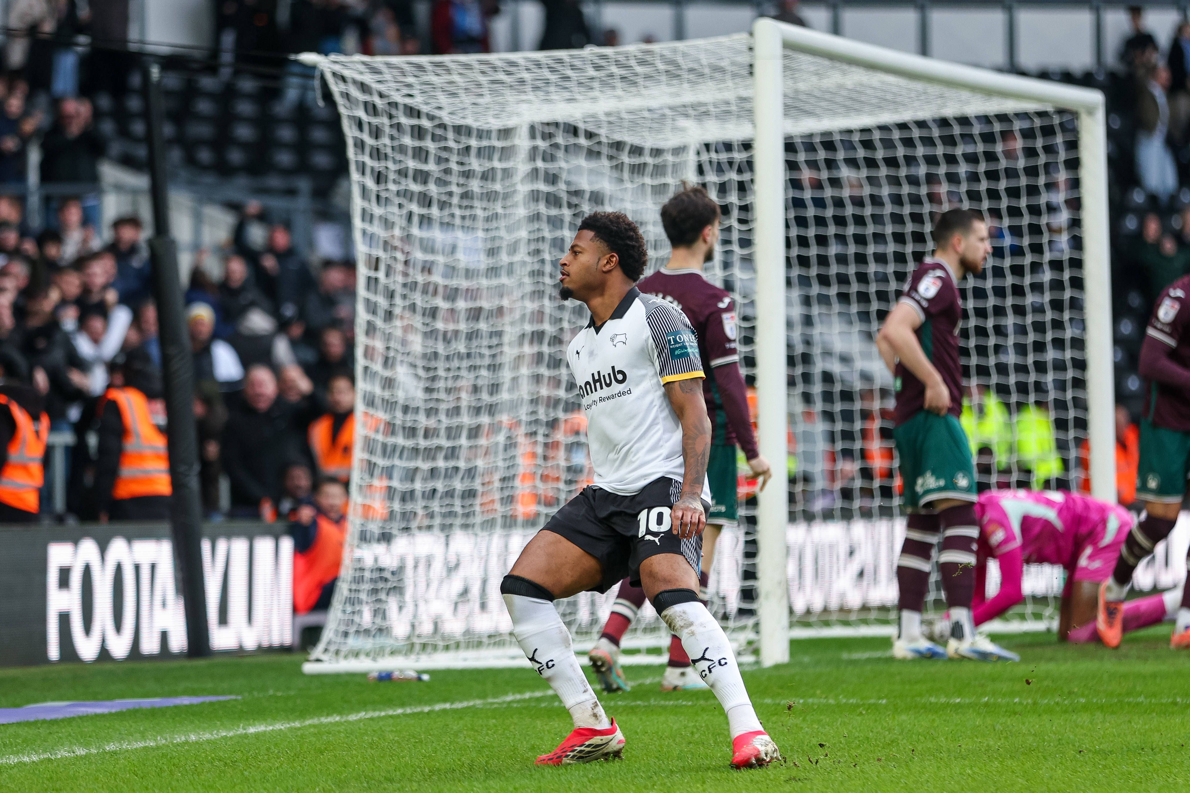 Rhian Brewster a celebrar o primeiro golo do Derby ao Swansea