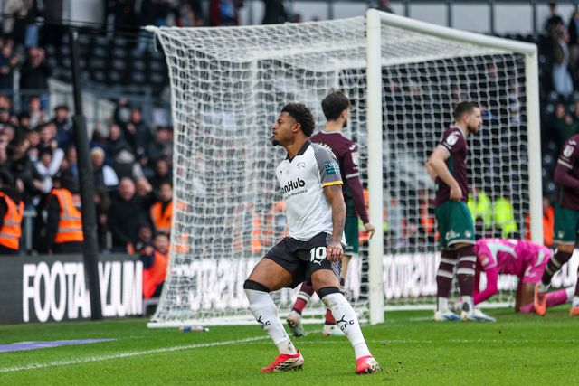 Rhian Brewster a celebrar o primeiro golo do Derby ao Swansea
